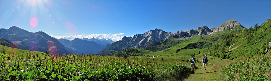 Panorama verso il pianoro della Baita del Camoscio e le piste di sci di San Simone